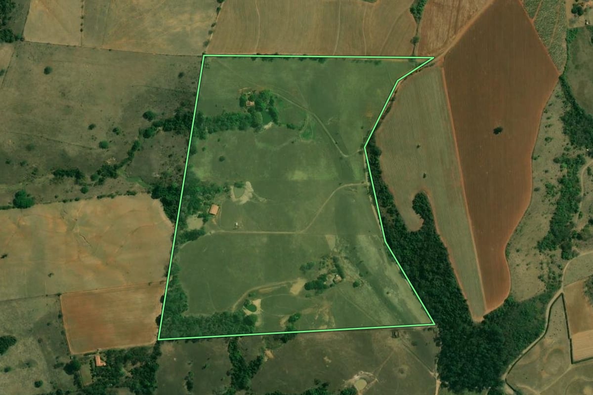Imagem de satélite do imóvel rural em Tietê (SP), com o contorno declarado no CAR desenhado por cima.