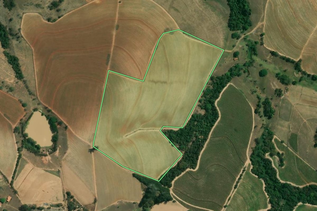 Imagem de satélite do imóvel rural em Tietê (SP), com o contorno declarado no CAR desenhado por cima.