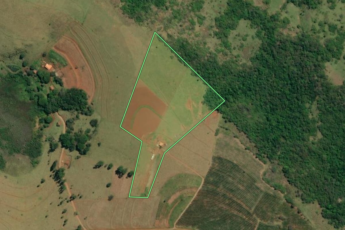 Imagem de satélite do imóvel rural em Timburi (SP), com o contorno declarado no CAR desenhado por cima.