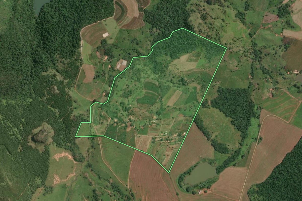Imagem de satélite do imóvel rural em Timburi (SP), com o contorno declarado no CAR desenhado por cima.