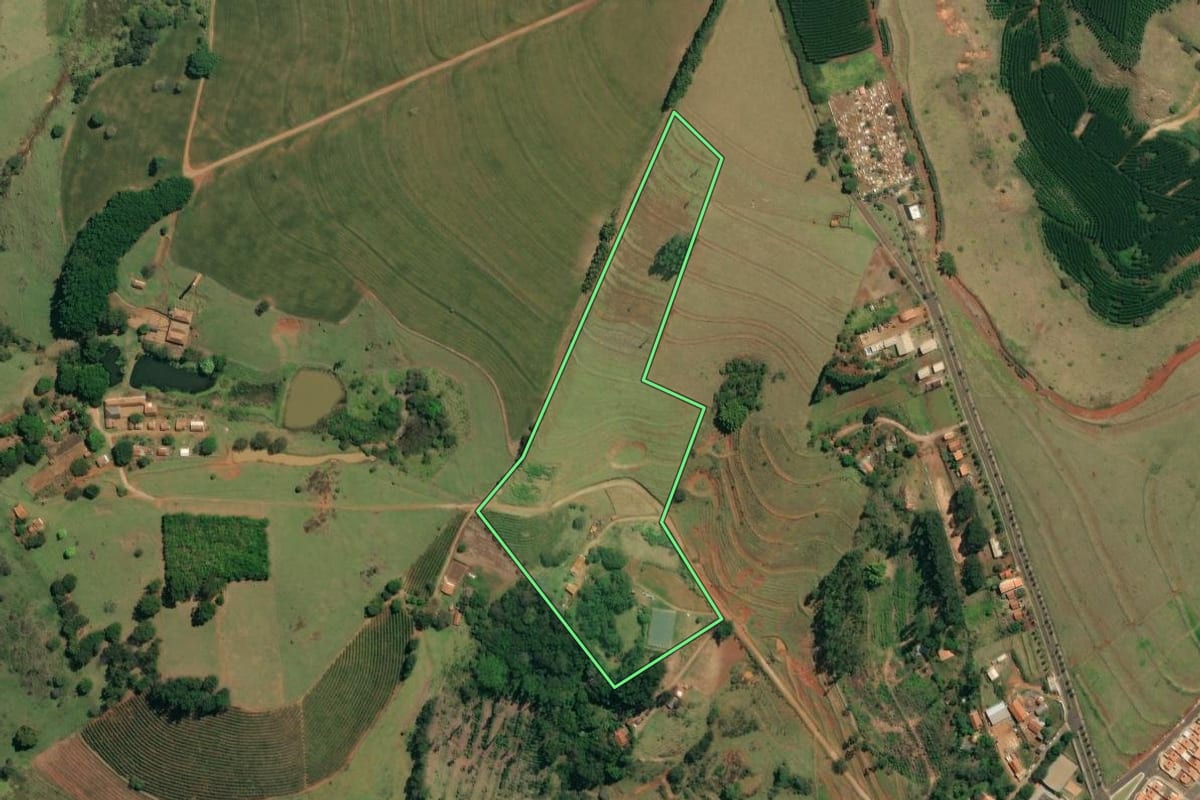 Imagem de satélite do imóvel rural em Timburi (SP), com o contorno declarado no CAR desenhado por cima.