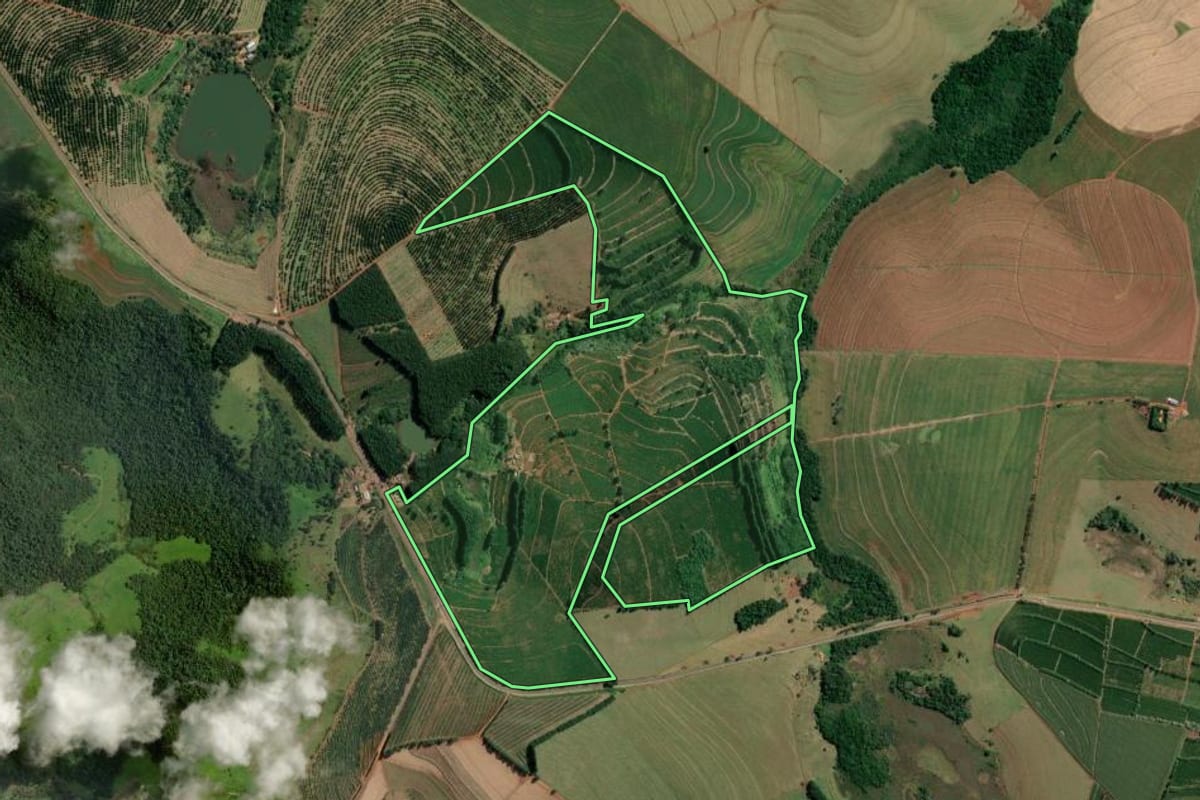 Imagem de satélite do imóvel rural em Timburi (SP), com o contorno declarado no CAR desenhado por cima.