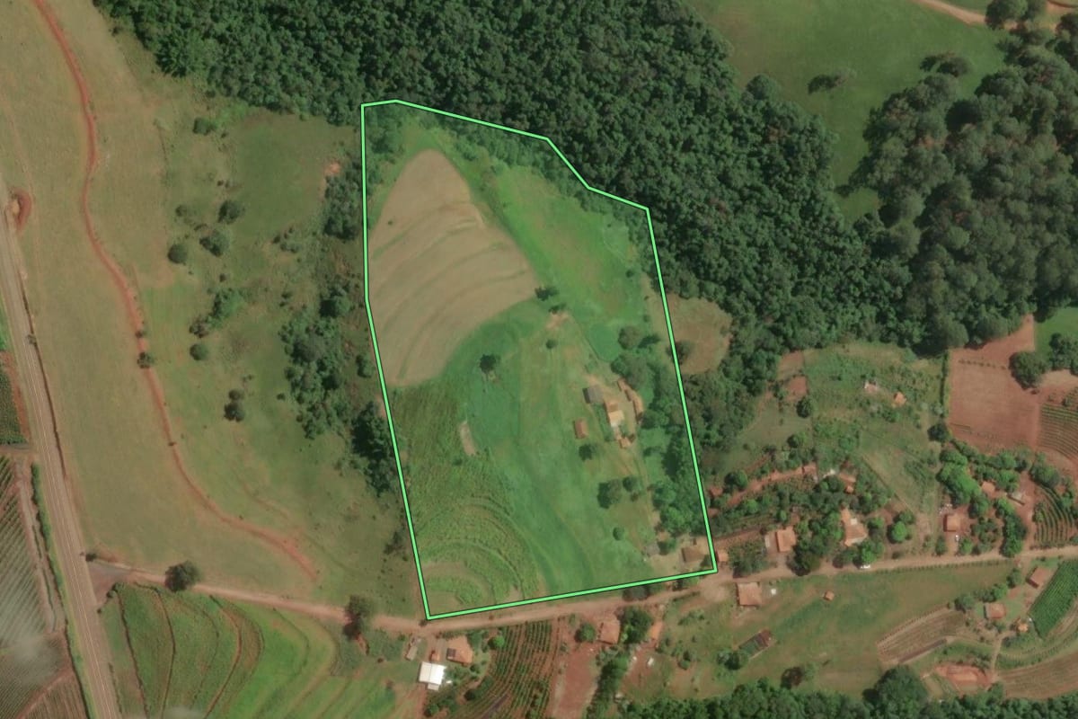 Imagem de satélite do imóvel rural em Timburi (SP), com o contorno declarado no CAR desenhado por cima.