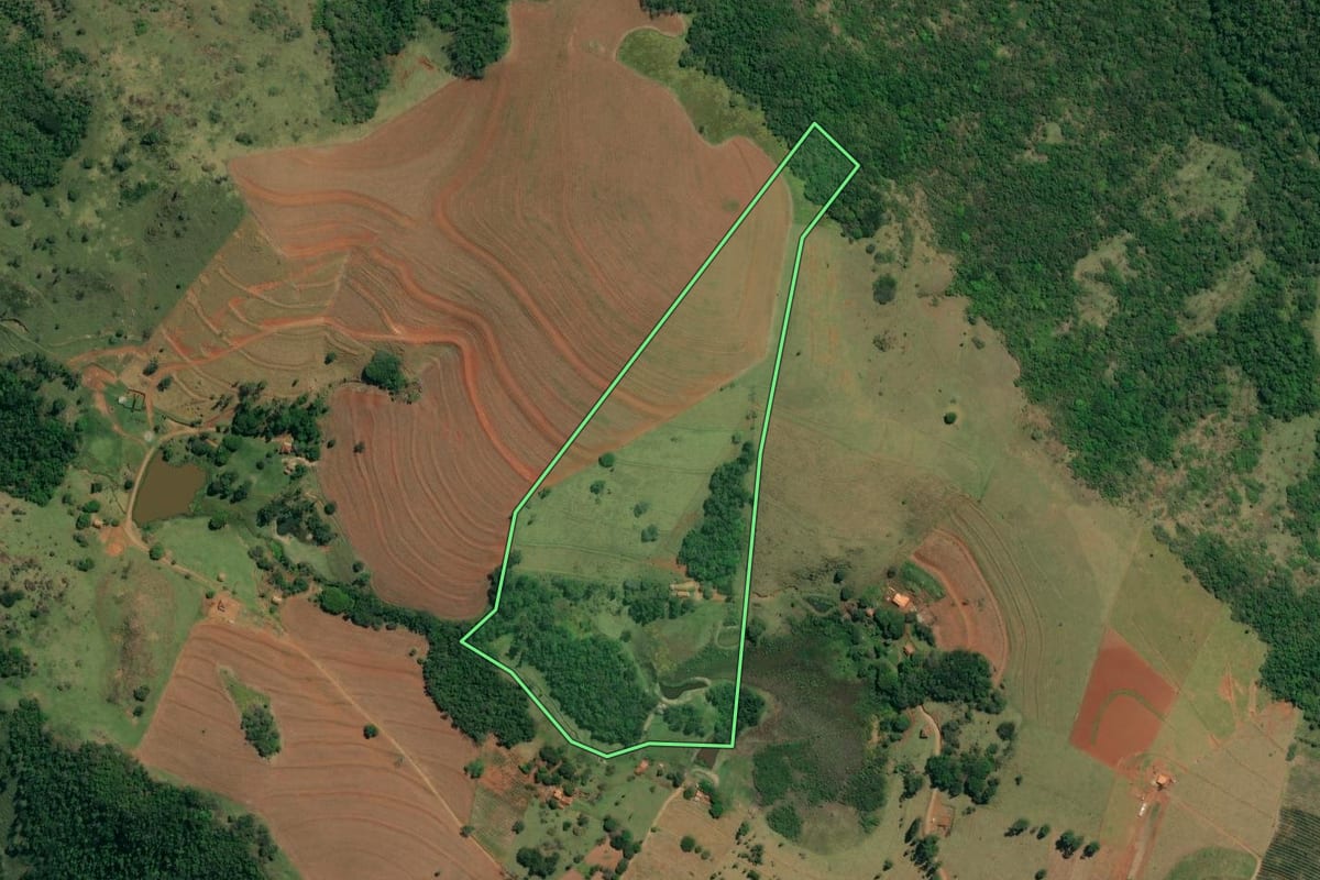 Imagem de satélite do imóvel rural em Timburi (SP), com o contorno declarado no CAR desenhado por cima.
