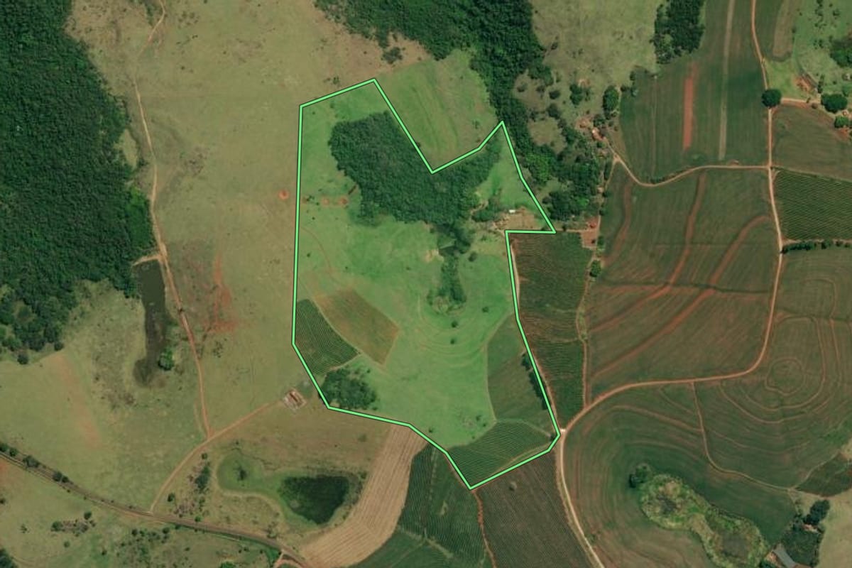 Imagem de satélite do imóvel rural em Timburi (SP), com o contorno declarado no CAR desenhado por cima.