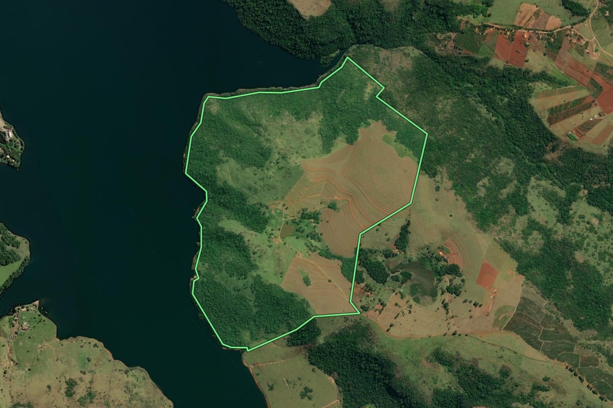 Imagem de satélite do imóvel rural em Timburi (SP), com o contorno declarado no CAR desenhado por cima.