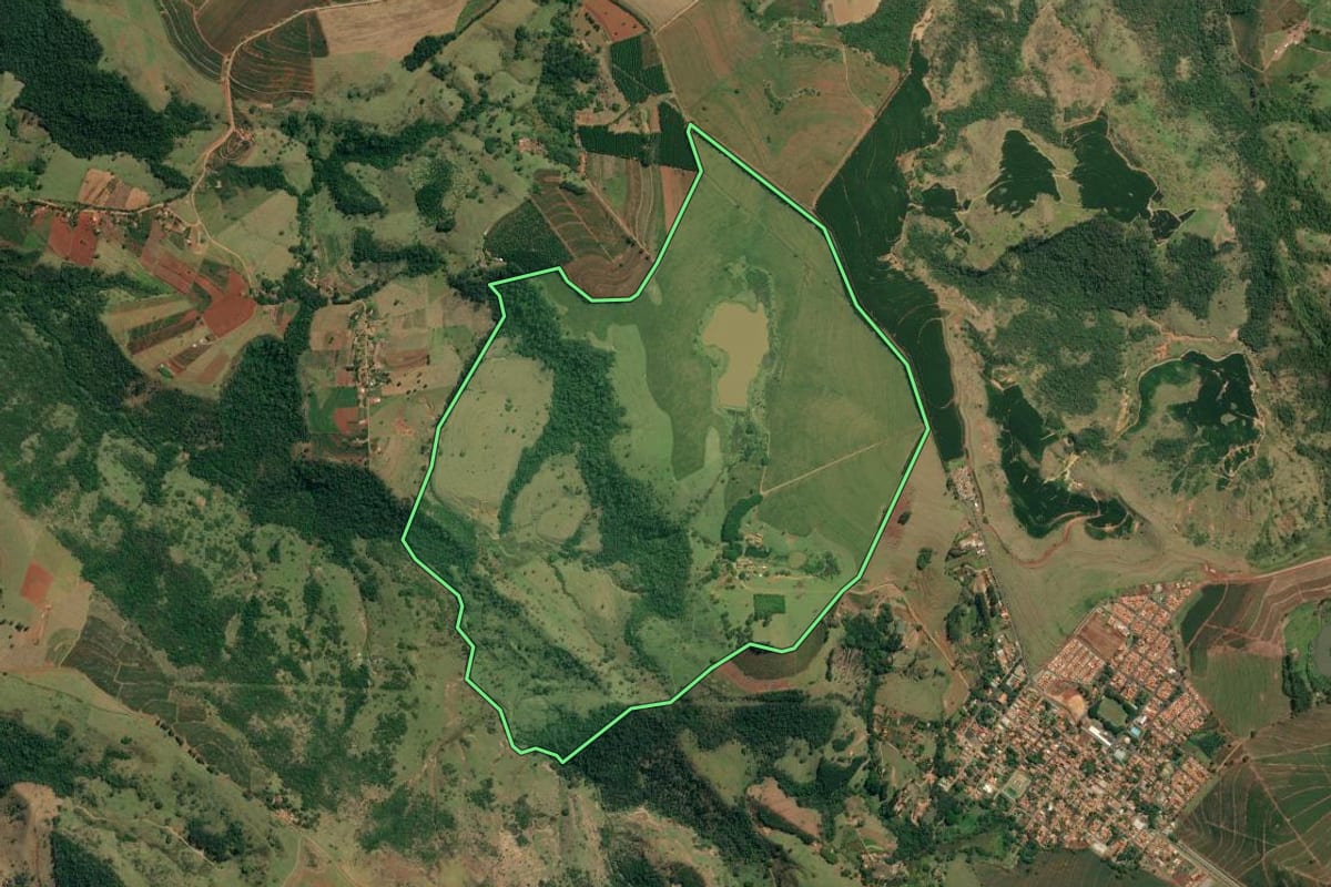 Imagem de satélite do imóvel rural em Timburi (SP), com o contorno declarado no CAR desenhado por cima.