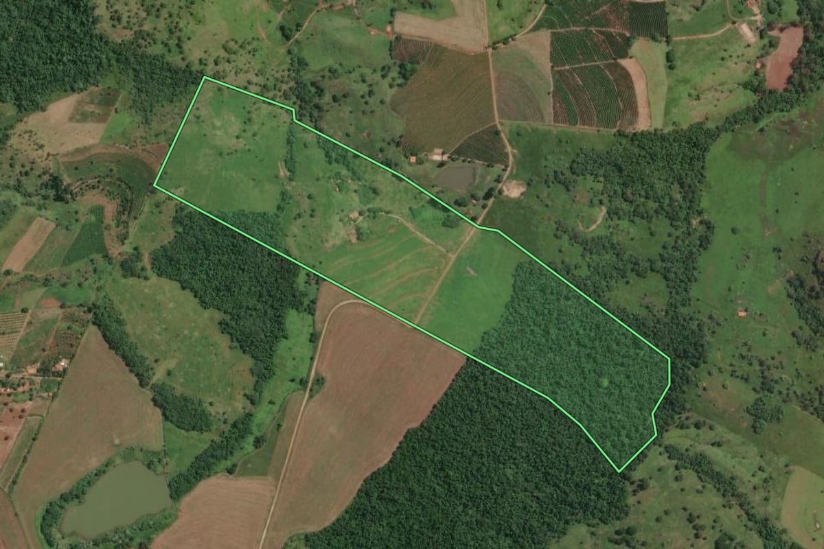 Imagem de satélite do imóvel rural em Timburi (SP), com o contorno declarado no CAR desenhado por cima.