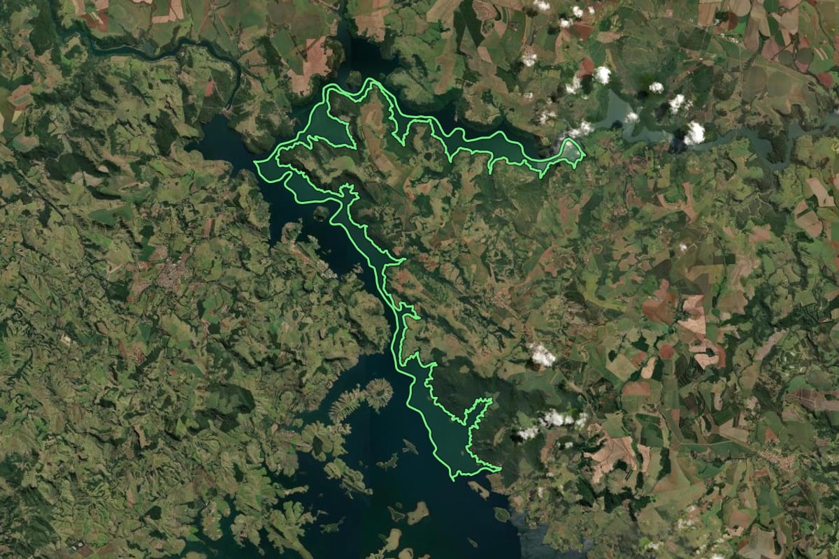 Imagem de satélite do imóvel rural em Timburi (SP), com o contorno declarado no CAR desenhado por cima.