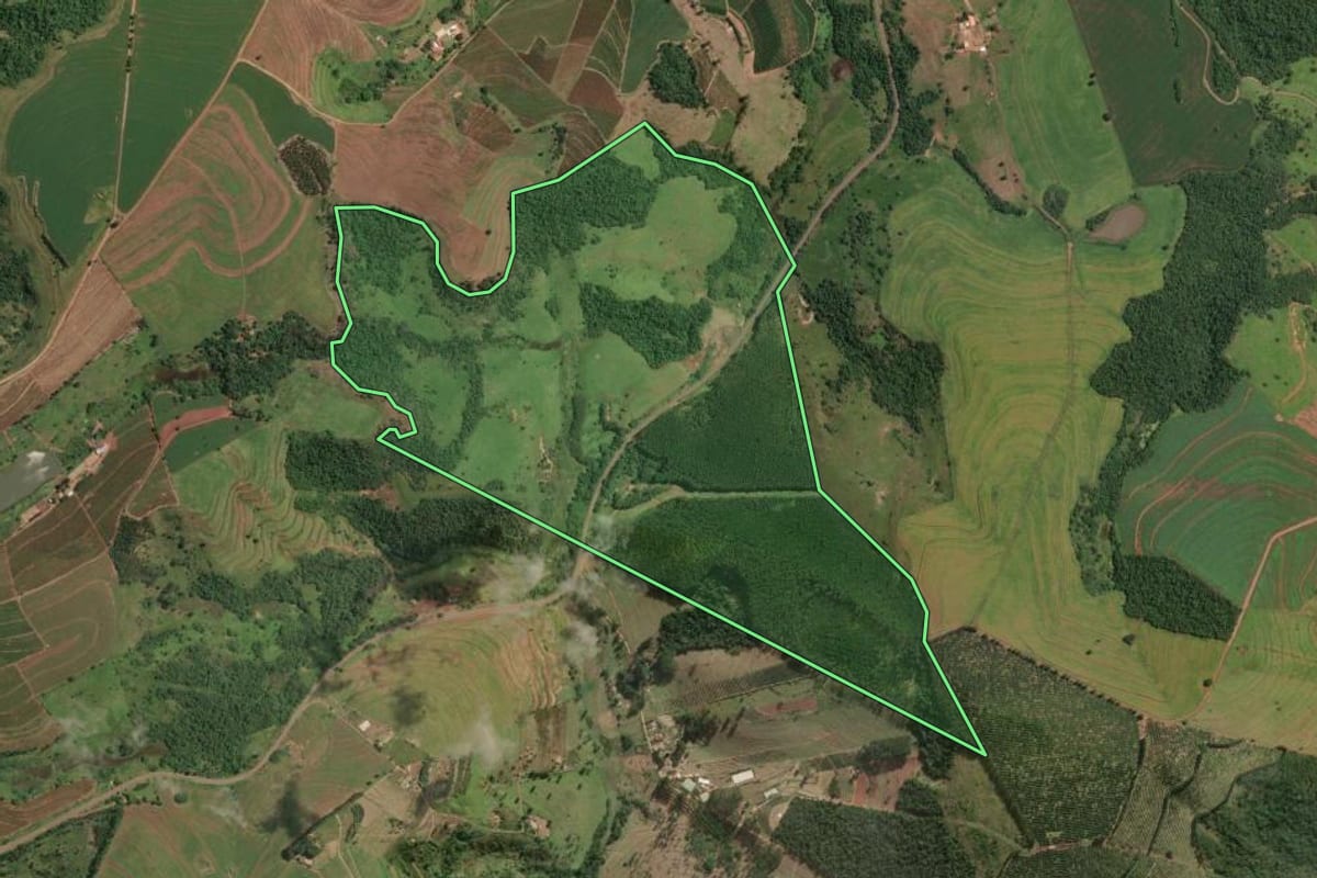Imagem de satélite do imóvel rural em Timburi (SP), com o contorno declarado no CAR desenhado por cima.