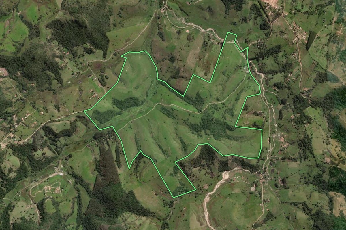 Imagem de satélite do imóvel rural em Torre de Pedra (SP), com o contorno declarado no CAR desenhado por cima.