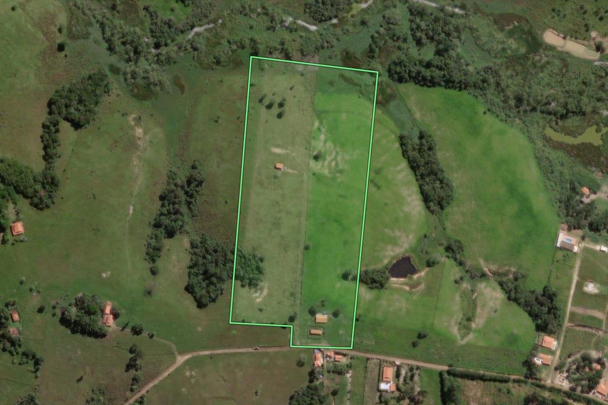 Imagem de satélite do imóvel rural em Torre de Pedra (SP), com o contorno declarado no CAR desenhado por cima.