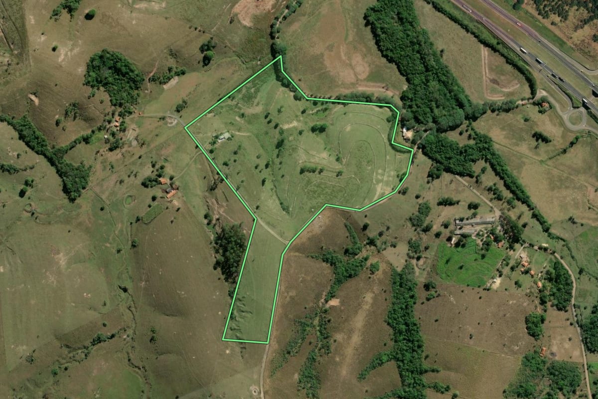 Imagem de satélite do imóvel rural em Torre de Pedra (SP), com o contorno declarado no CAR desenhado por cima.