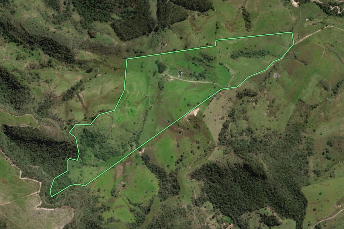 Imagem de satélite do imóvel rural em Torre de Pedra (SP), com o contorno declarado no CAR desenhado por cima.