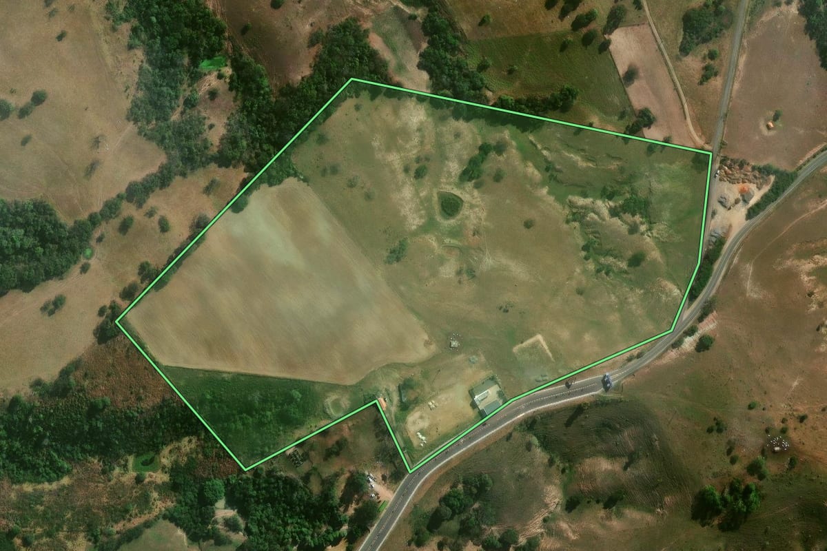 Imagem de satélite do imóvel rural em Torre de Pedra (SP), com o contorno declarado no CAR desenhado por cima.