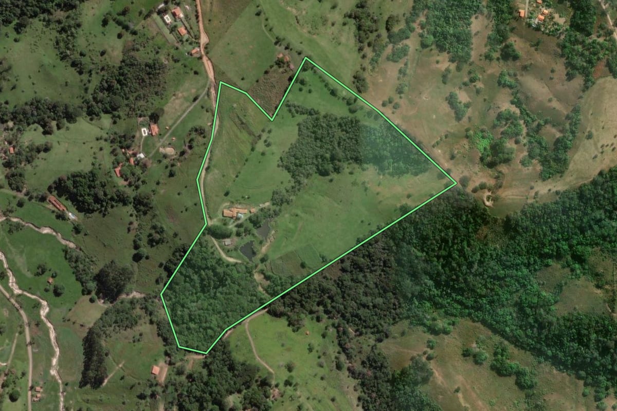 Imagem de satélite do imóvel rural em Torre de Pedra (SP), com o contorno declarado no CAR desenhado por cima.