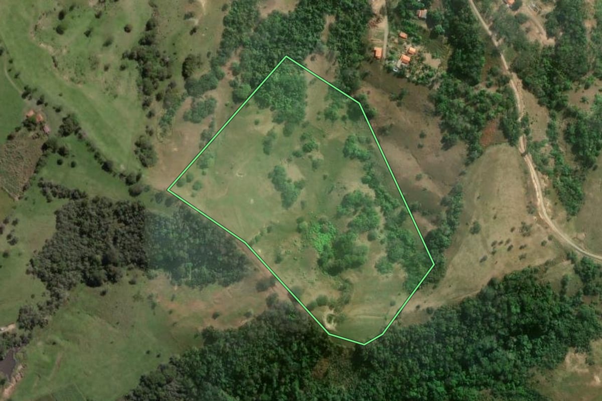 Imagem de satélite do imóvel rural em Torre de Pedra (SP), com o contorno declarado no CAR desenhado por cima.