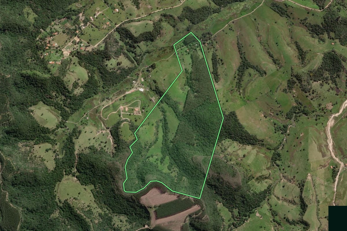 Imagem de satélite do imóvel rural em Torre de Pedra (SP), com o contorno declarado no CAR desenhado por cima.