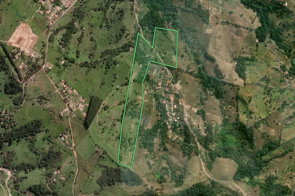 Imagem de satélite do imóvel rural em Torre de Pedra (SP), com o contorno declarado no CAR desenhado por cima.