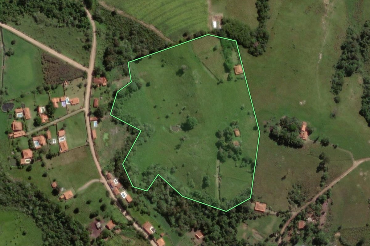 Imagem de satélite do imóvel rural em Torre de Pedra (SP), com o contorno declarado no CAR desenhado por cima.