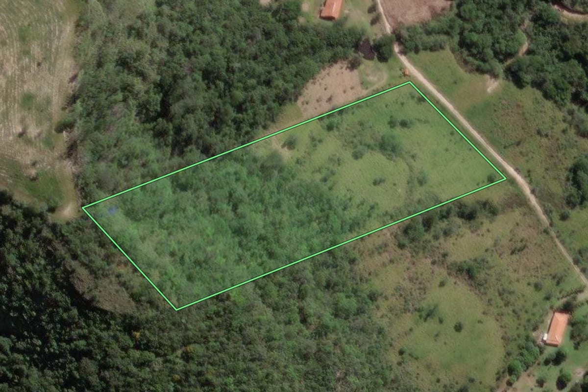 Imagem de satélite do imóvel rural em Torre de Pedra (SP), com o contorno declarado no CAR desenhado por cima.