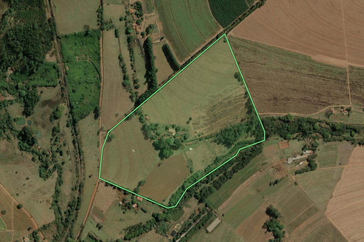 Imagem de satélite do imóvel rural em Torrinha (SP), com o contorno declarado no CAR desenhado por cima.