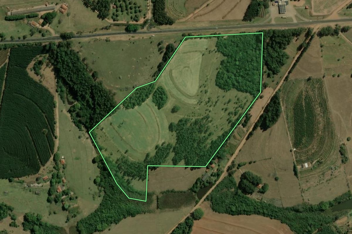 Imagem de satélite do imóvel rural em Torrinha (SP), com o contorno declarado no CAR desenhado por cima.
