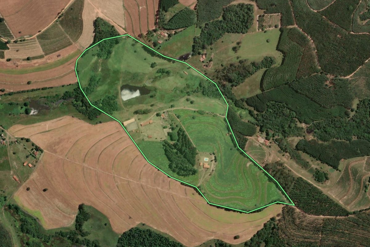 Imagem de satélite do imóvel rural em Torrinha (SP), com o contorno declarado no CAR desenhado por cima.