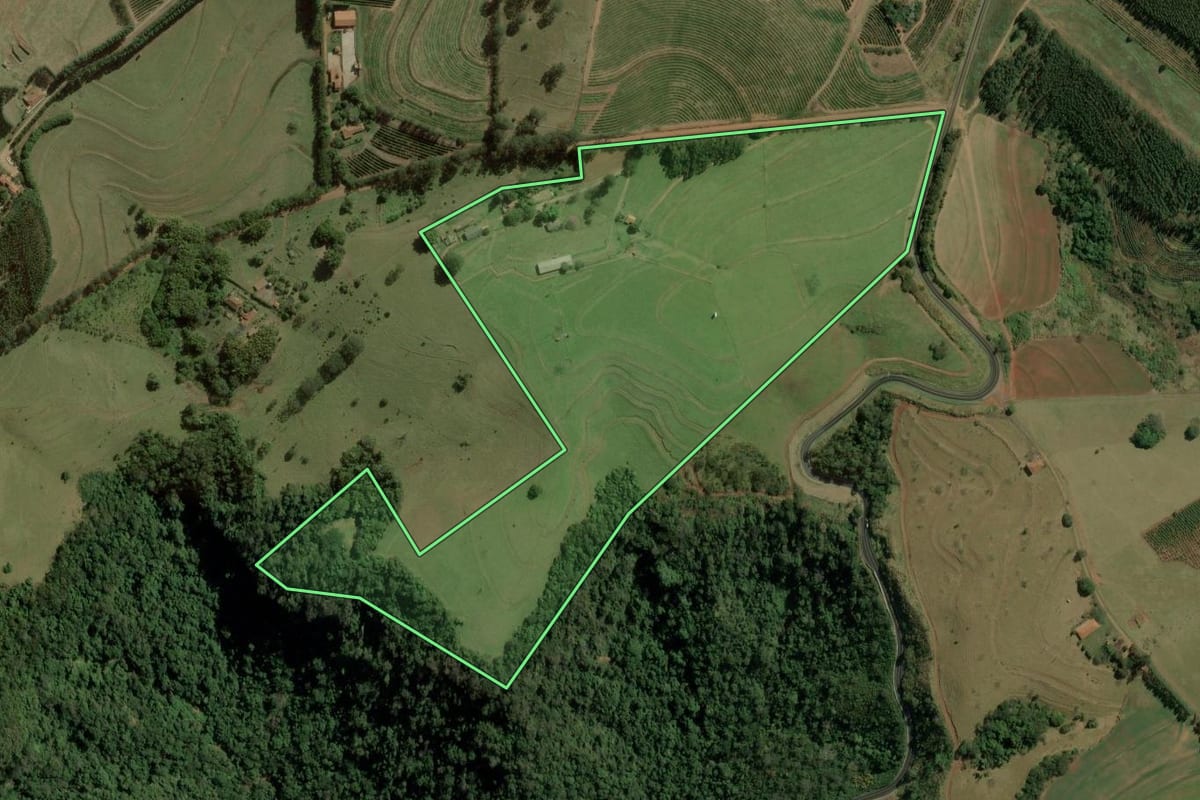 Imagem de satélite do imóvel rural em Torrinha (SP), com o contorno declarado no CAR desenhado por cima.