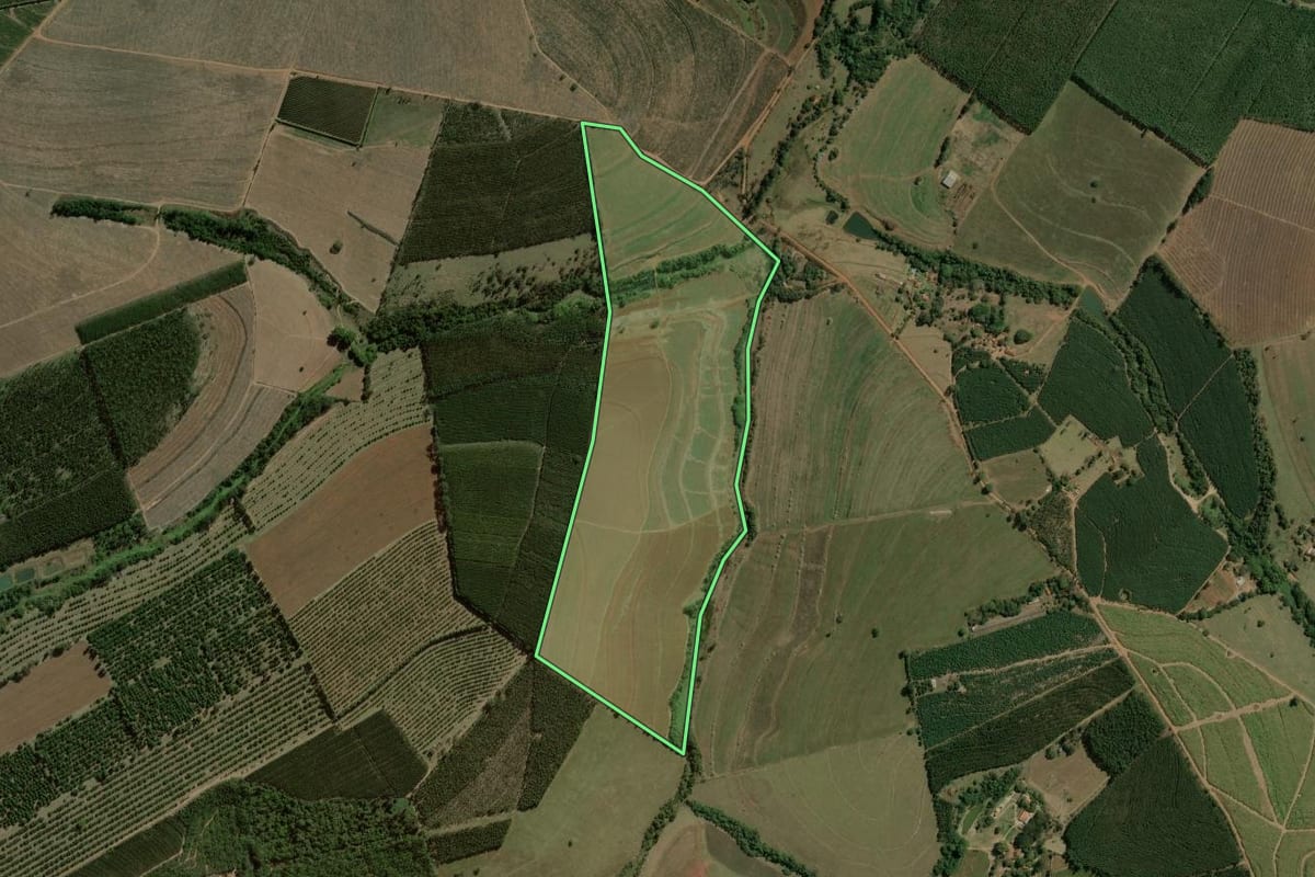 Imagem de satélite do imóvel rural em Torrinha (SP), com o contorno declarado no CAR desenhado por cima.
