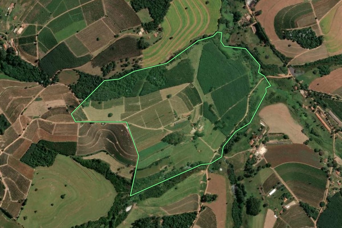 Imagem de satélite do imóvel rural em Torrinha (SP), com o contorno declarado no CAR desenhado por cima.