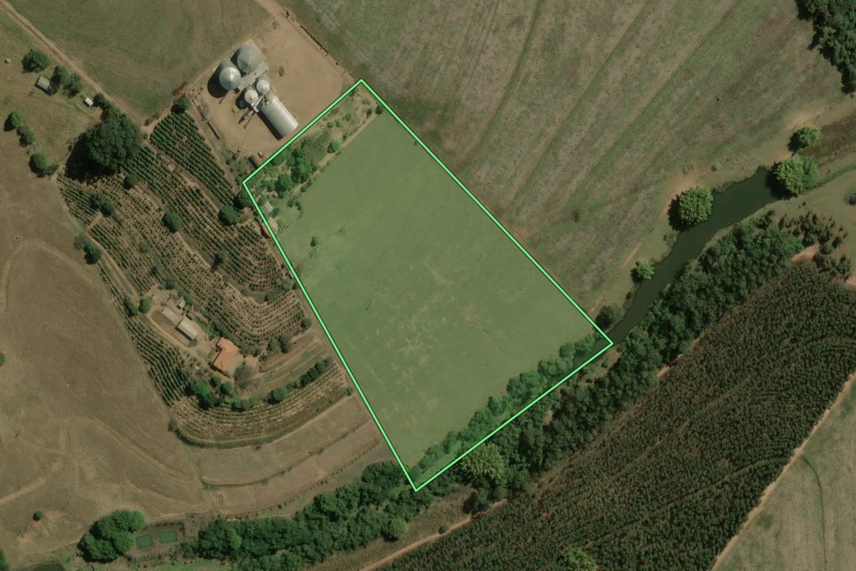 Imagem de satélite do imóvel rural em Torrinha (SP), com o contorno declarado no CAR desenhado por cima.