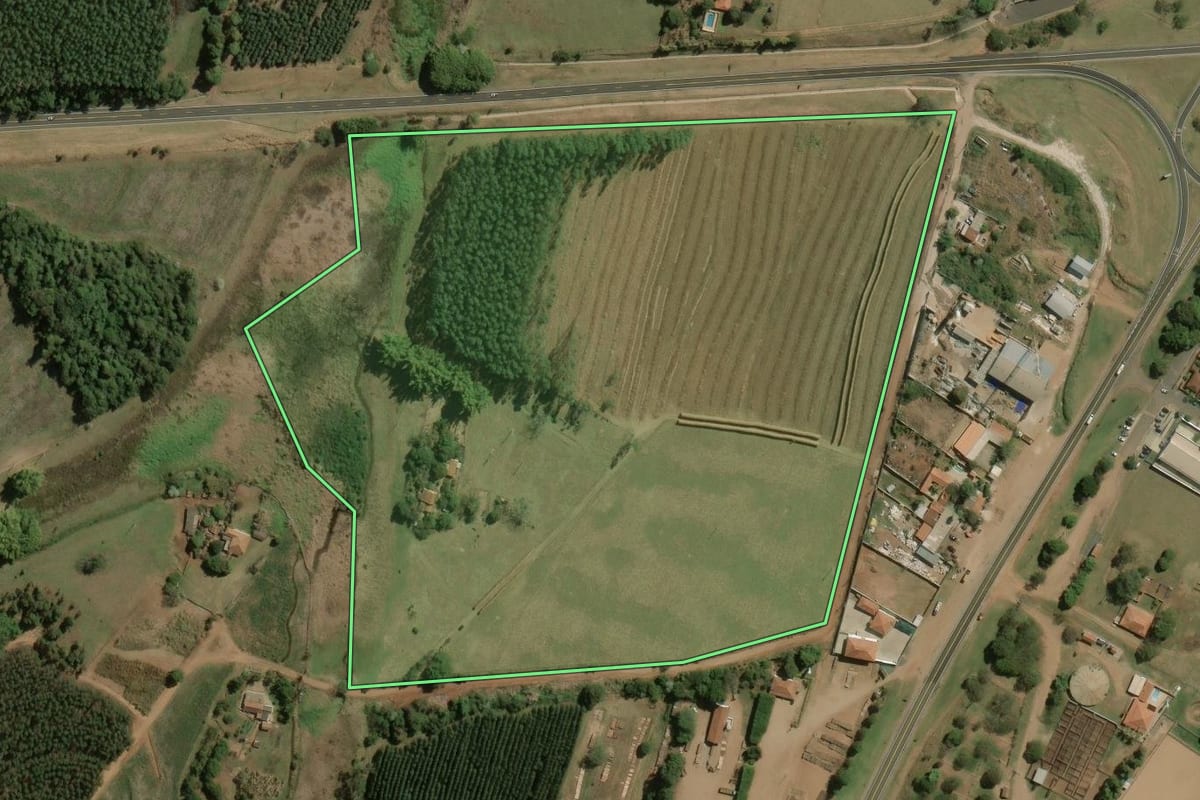 Imagem de satélite do imóvel rural em Torrinha (SP), com o contorno declarado no CAR desenhado por cima.