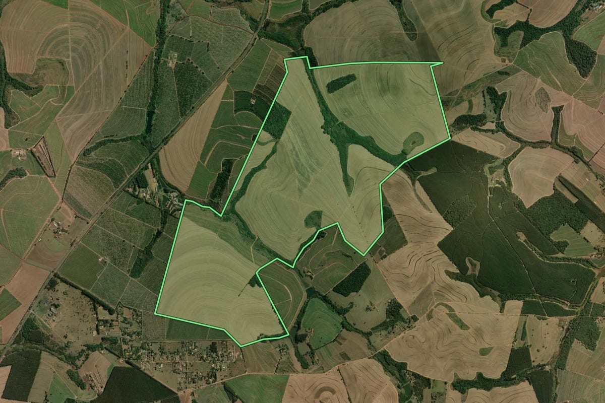 Imagem de satélite do imóvel rural em Torrinha (SP), com o contorno declarado no CAR desenhado por cima.