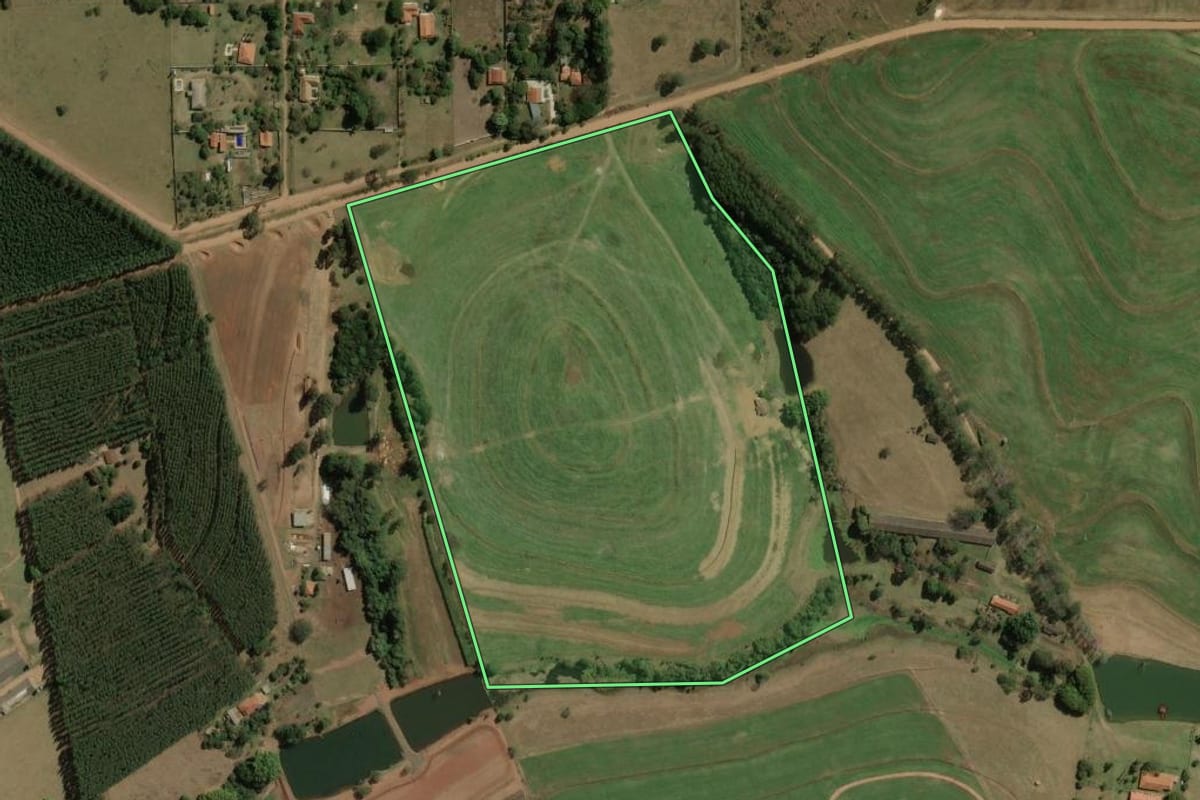 Imagem de satélite do imóvel rural em Torrinha (SP), com o contorno declarado no CAR desenhado por cima.