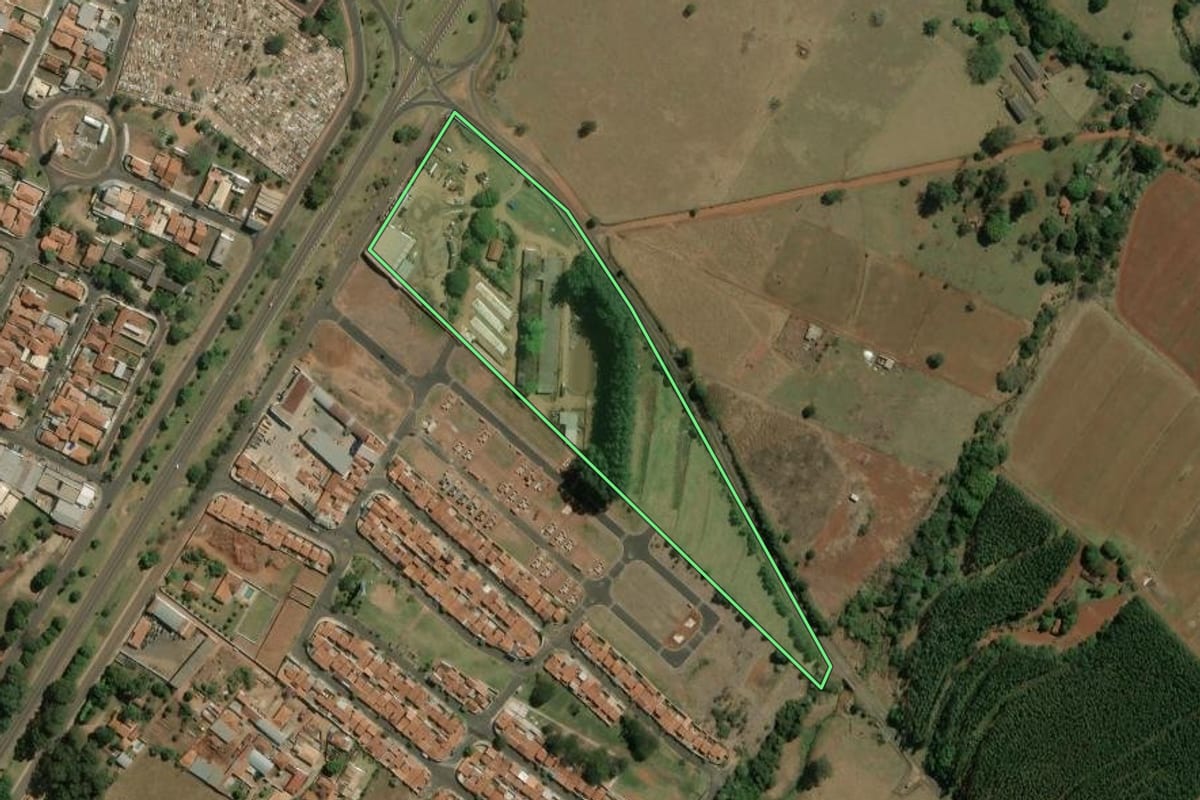 Imagem de satélite do imóvel rural em Torrinha (SP), com o contorno declarado no CAR desenhado por cima.