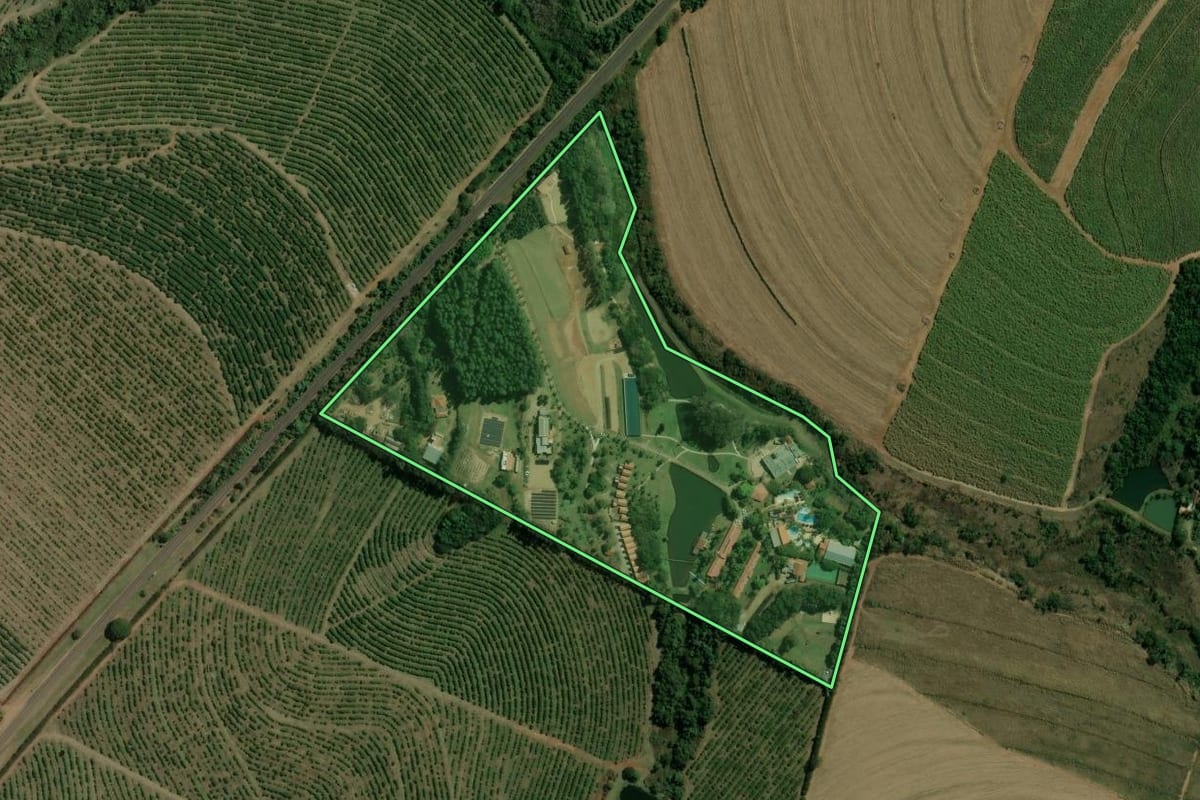 Imagem de satélite do imóvel rural em Torrinha (SP), com o contorno declarado no CAR desenhado por cima.