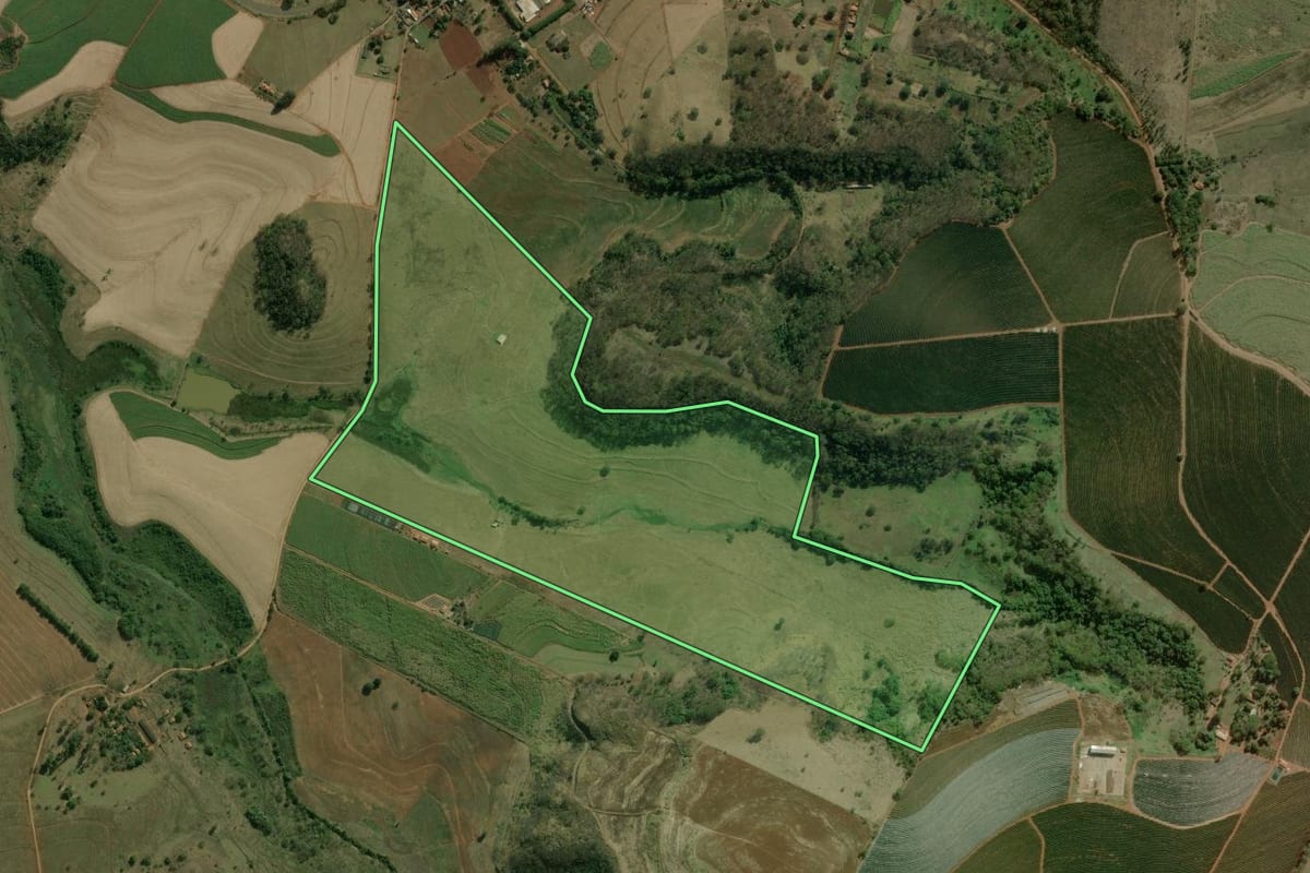 Imagem de satélite do imóvel rural em Trabiju (SP), com o contorno declarado no CAR desenhado por cima.