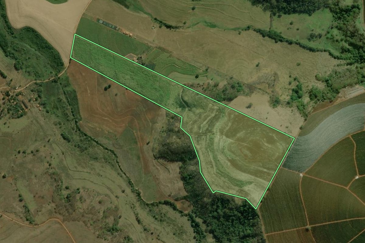 Imagem de satélite do imóvel rural em Trabiju (SP), com o contorno declarado no CAR desenhado por cima.