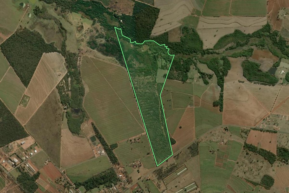 Imagem de satélite do imóvel rural em Trabiju (SP), com o contorno declarado no CAR desenhado por cima.