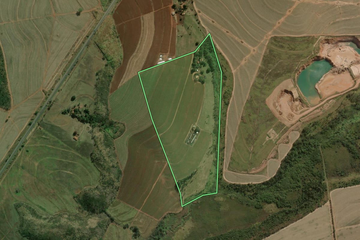 Imagem de satélite do imóvel rural em Trabiju (SP), com o contorno declarado no CAR desenhado por cima.