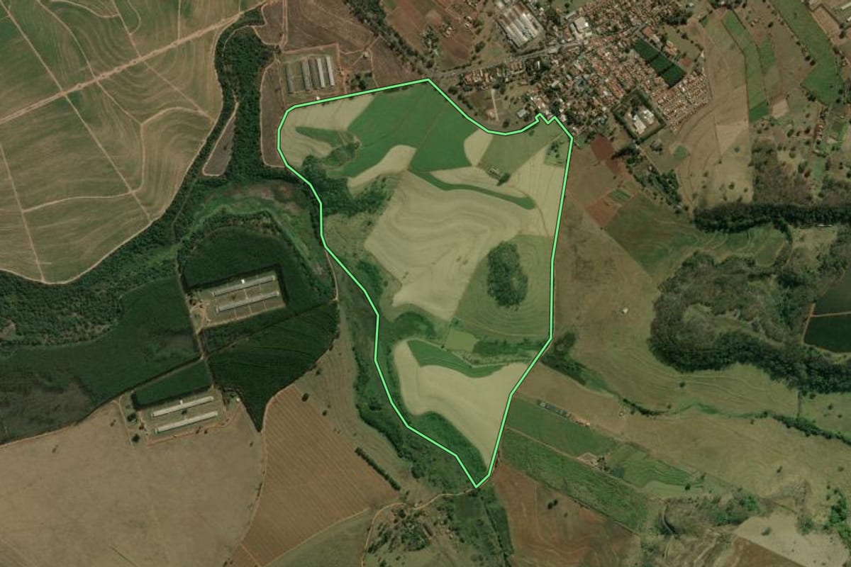 Imagem de satélite do imóvel rural em Trabiju (SP), com o contorno declarado no CAR desenhado por cima.