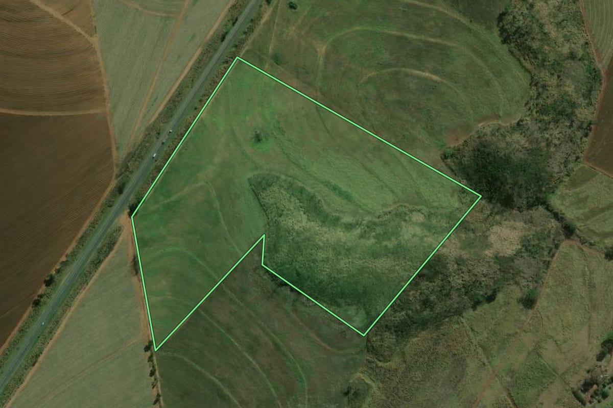 Imagem de satélite do imóvel rural em Trabiju (SP), com o contorno declarado no CAR desenhado por cima.