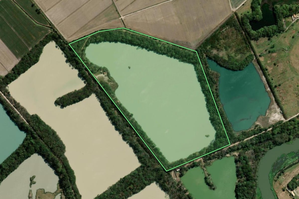 Imagem de satélite do imóvel rural em Tremembé (SP), com o contorno declarado no CAR desenhado por cima.