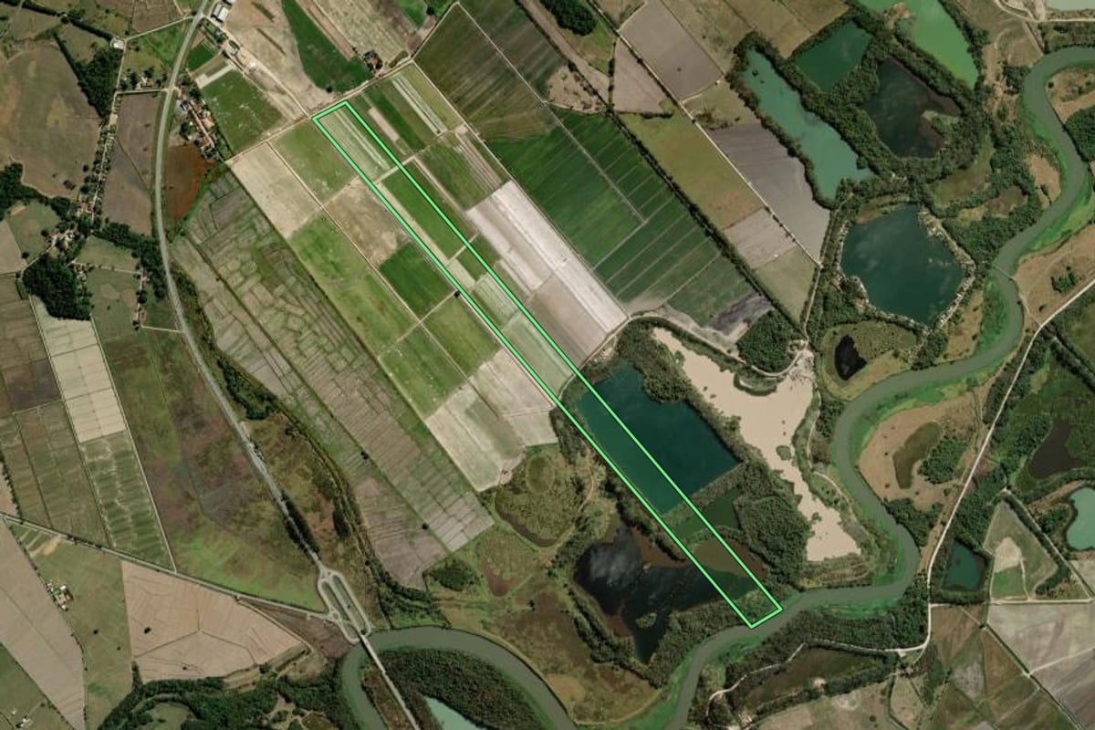 Imagem de satélite do imóvel rural em Tremembé (SP), com o contorno declarado no CAR desenhado por cima.
