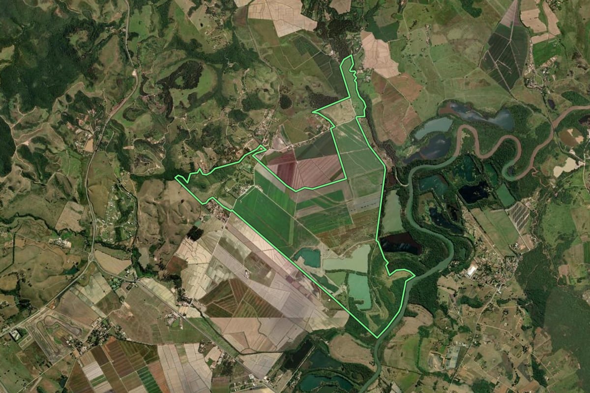 Imagem de satélite do imóvel rural em Tremembé (SP), com o contorno declarado no CAR desenhado por cima.