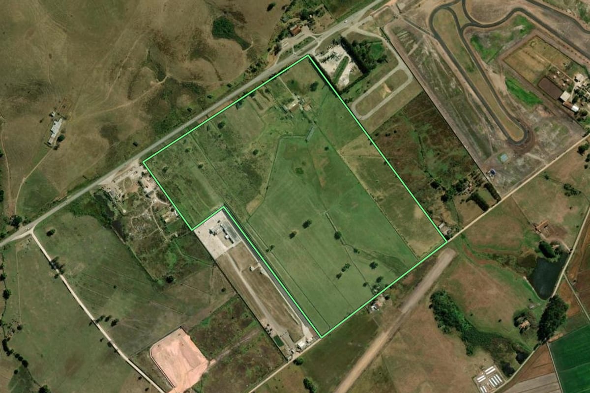 Imagem de satélite do imóvel rural em Tremembé (SP), com o contorno declarado no CAR desenhado por cima.