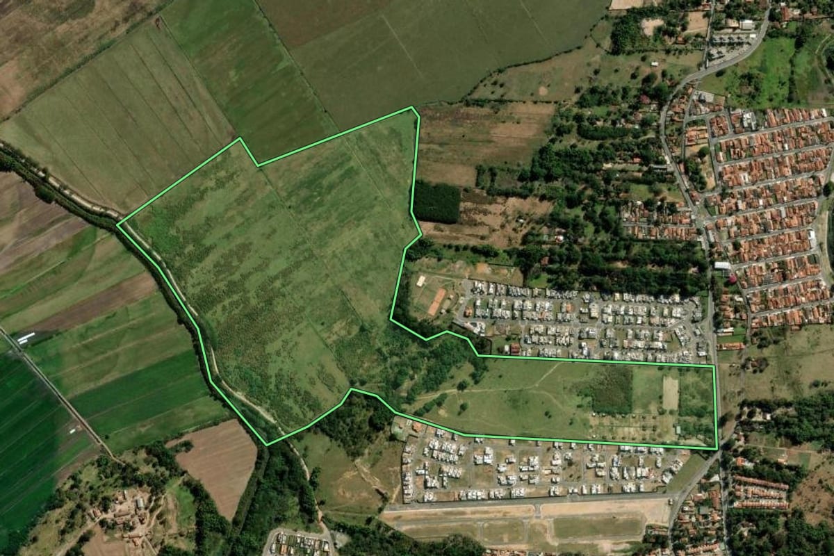 Imagem de satélite do imóvel rural em Tremembé (SP), com o contorno declarado no CAR desenhado por cima.