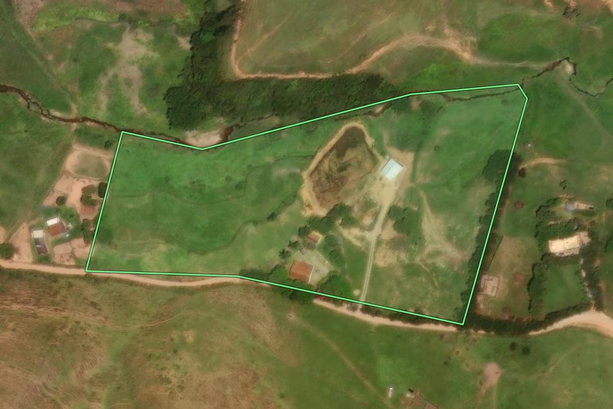 Imagem de satélite do imóvel rural em Tremembé (SP), com o contorno declarado no CAR desenhado por cima.