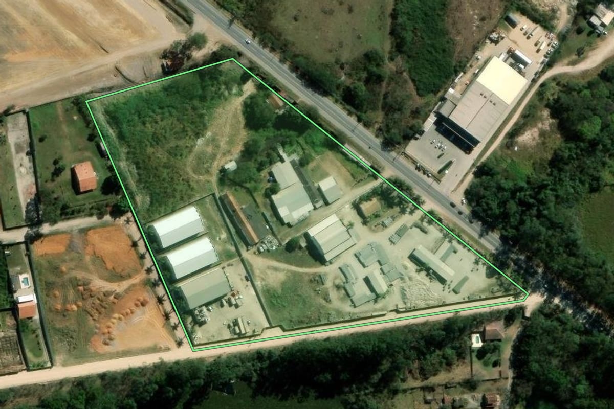 Imagem de satélite do imóvel rural em Tremembé (SP), com o contorno declarado no CAR desenhado por cima.